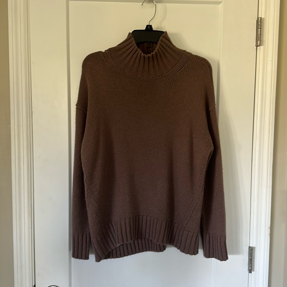 Evereve sweater size M